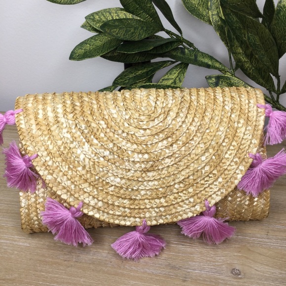 Handbags - 3/$30 📍Straw Pompom Envelope Clutch